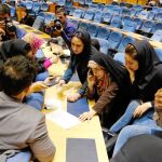 Periodistas esperan los resultados oficiales del Ministerio del Interior iraní, en Teherán
