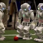 Aunque puedan jugar al fútbol, a los robots les falta "vida"