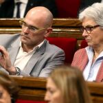 Raül Romeva (i), junto a Muriel Casals (d), de Junts pel Sí.