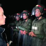 La esposa de Leopoldo López, Lilian Tintori, a las puertas de la prisión de Ramo Verde donde está encarcelado el opositor