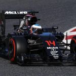 Fernando Alonso, del equipo McLaren, durante los entrenamientos oficiales de Fórmula Uno en el Circuito de Barcelona