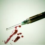 Una persona se inyecta la dosis, y, una vez inyectada, la otra persona extrae la sangre de la primera y se la inyecta.