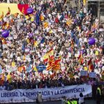 Miles de personas se manifiestan por el centro de Barcelona para hacer un llamamiento a «parar el golpe separatista»