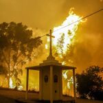 Las llamas junto a la iglesia de Pampilhosa da Serra