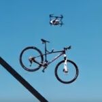El dron apareció de repente, descendió y enganchó una de las bicicletas / YouTube