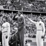 Jesse Owens en lo alto del pódium de Berlín 36