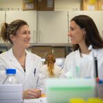 Marie-Eve Beaulieu y Laura Soucek en el laboratorio del VHIO donde trabajan para encontrar un fármaco contra el cáncer