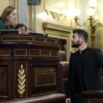 Gabriel Rufián observa a la presidenta del Congreso, Ana Pastor durante su intervención.