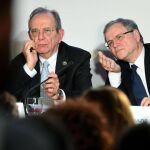 El ministro de Economía y Finanzas de Italia, Pier Carlo Padoan,y el gobernador del banco de Italia, Ignazio Visco, durante la rueda de prensa.