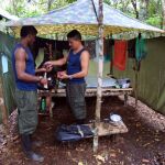 Guerrilleros hablan en un campamento en el marco de la Décima Conferencia Nacional Guerrillera en El Diamante