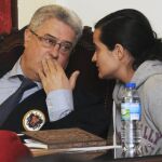 Triana Martínez conversa con su abogado José Ramón García