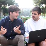 Antonio Llamas, portavoz de «Barcelona con la Selección», y otro miembro de la plataforma