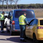 Efectivos de la Guardia Civil realizan un control
