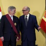 El ministro español de Asuntos Exteriores, Alfonso Dastis , con su homólogo peruano, Ricardo Luna, durante el encuentro que han mantenido en la sede de la Cancillería, hoy en Lima