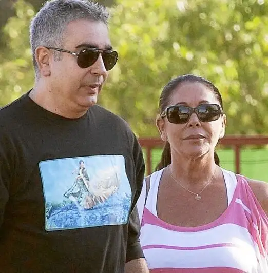 Isabel Pantoja junto a su hermano Agustín, su guardián y protector