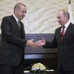 El presidente ruso, Vladimir Putin (d), da la bienvenida a su homólogo turco, Recep Tayyip Erdogan, durante su encuentro en la residencia Bocharov Ruchei, en el balneario de Sochi (Rusia)