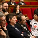 La diputada de la CUP, Anna Gabriel, junto a Antonio Baños (2d), habla con Benet Salellas y Eulàlia Reguant, durante el discurso de investidura de Carles Puigdemont, en 2016