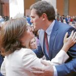 Santamaría saluda a Rivera, ayer en la celebración de la Comunidad de Madrid