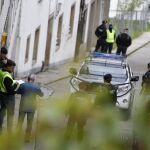 Agentes de la Guardia Civil durante un registro realizado hoy en Santiago de Compostela, en el marco de una operación llevada a cabo contra la Resistencia Galega