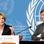 El director general de la OIT, Guy Ryder (d), y la experta en salarios de la oficina de la OIT Rosalía Vázquez-Álvarez (i). EFE/ Salvatore Di Nolfi