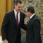 El Rey Felipe VI conversa con el diputado de UPN Javier Esparza