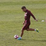 El entrenador del Atlético de Madrid Diego Simeone (i), y su ayudante Germán Burgos (d), durante el entrenamiento realizado hoy en Majadahonda