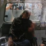 Una mujer herida es trasladada en ambulancia a otro hospital