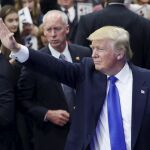 Trump saluda a sus simpatizantes