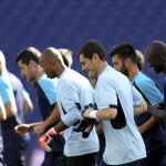 El portero del Oporto, el español Iker Casillas, (c), junto a sus compañeros, durante una sesión de entrenamiento