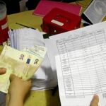 Los funcionarios de la Agencia Tributaria comenzaron las inspecciones desde primera hora de la mañana, coincidiendo con el cierre de algunos locales, para revisar las cajas de los mismos tras completarse la recaudación de la noche