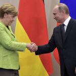El presidente ruso, Vladimir Putin (d) y la canciller alemana, Angela Merkel (i) durante la rueda de prensa tras su encuentro en la residencia Bocharov Ruchei en Sochi.