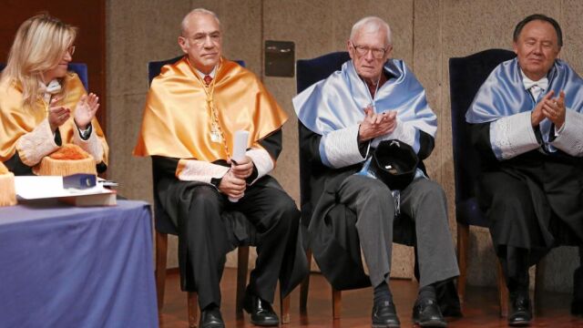 José Ángel Gurría y Stanley Payne, en el centro de la imagen, ayer en la URJC