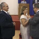 El ministro del Interior, Juan Antonio Zo¡ido, saluda a los padres de Ignacio Echeverria