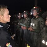 Lilian Tintori, en una imagen que publicó en su cuenta de twitter anoche, delante de la cárcel militar