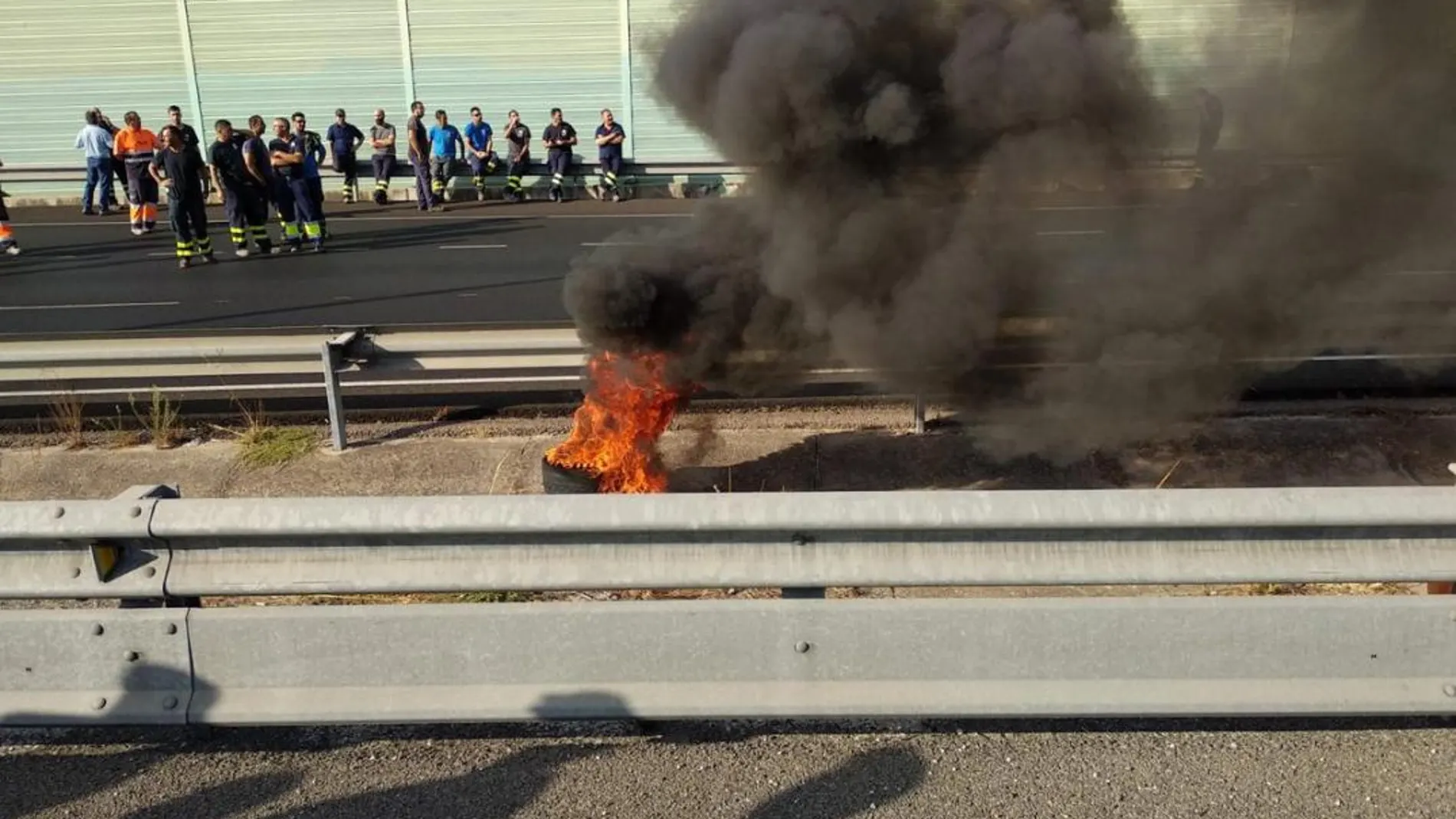 Protestas en Navantia. Los trabajadores de astilleros cortan las carreteras en contra de anular el contrato para construir cinco corbetas/ Foto: Efe