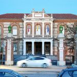 Fachada del IES San Fernando, donde la Comunidad quiere reubicar a los menores inmigrantes para darles una primera acogida