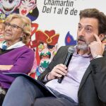 Mauricio Valiente junto a la alcaldesa de Madrid, Manuela Carmena, durante presentación de la programación del carnaval 2019 en el Mercado de Prosperidad, el pasado 22 de febrero