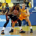 El pívot lituano del Herbalife Gran Canaria Anzejs Pasecniks y el ala-pívot estadounidense del Valencia Basket Club Will Thomas