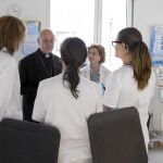 El arzobispo de Valladolid, Ricardo Blázquez, conversa con un grupo de médicos del Hospital Universitario «Río Hortega»