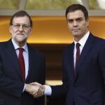 El presidente del Gobierno, Mariano Rajoy (i), y el líder del PSOE, Pedro Sánchez (d), se han saludado hoy, en el Palacio de La Moncloa, antes de iniciar su primera reunión tras las elecciones generales en la que van a sondear los escenarios de gobernabilidad que se abren tras los resultados de las urnas.
