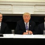 Trump, rodeado de Tim Cook, CEO de Apple, y Satya Nadella, CEO de Microsoft, en la reunión mantenida en la Casa Blanca