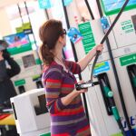 Los carburantes apenas bajan pese al desplome del crudo