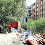 El campamento «aparece» en ocasiones en un solar entre edificios en construcción situado junto a la A-5. En otras ocasiones, su pobladores se refugian en un paso bajo la carretera
