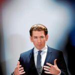Sebastian Kurz, canciller austriaco, responde a los medios de comunicación ayer en Viena al cumplirse su primer año en el Gobierno / Reuters