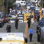 Personal de emergencias en la zona en la que ha tenido lugar el tiroteo.