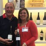 La consejera Milagros Marcos junto al empresario bodeguero Carlos Moro, en Burdeos