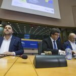 De izquierda a derecha: Oriol Junqueras, Carles Puigdemont y Raül Romeva, durante la conferencia que han ofrecido en el Parlamento Europeo.
