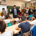 LA RAZÓN. El presidente de la Comunidad, Fernando López Miras, visitó ayer dos colegios de Cehegín, primer municipio de España en comenzar el curso escolar, junto a la consejera del ramo, Adela Martínez-Cachá