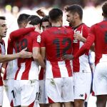 Óscar De Marcos celebra con sus compañeros, el gol que ha marcado ante el FC Barcelona.