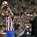 El entrenador del Atlético de Madrid Diego Simeone (d) junto a Juanfran (i), durante el partido